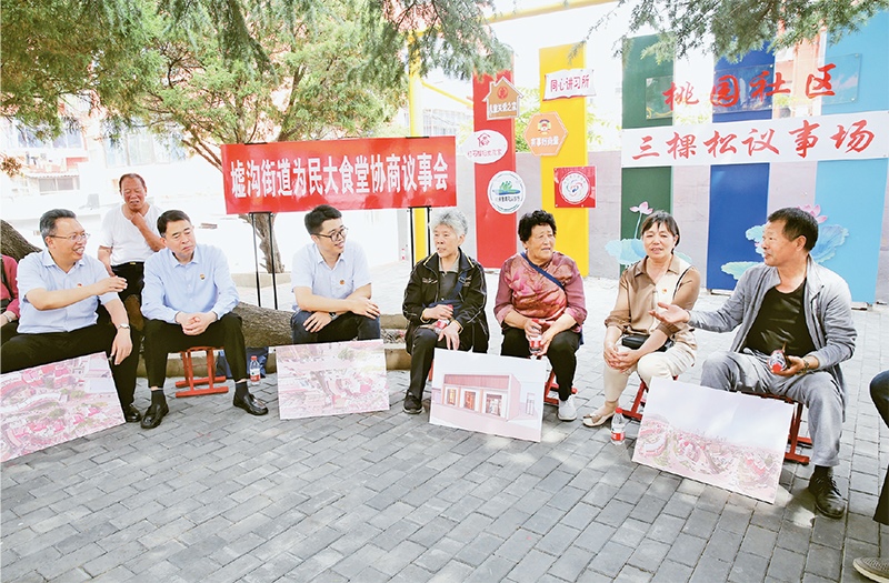 2023年6月2日，江蘇省連云港市連云區(qū)政協(xié)工委在墟溝街道桃園社區(qū)舉行“有事好商量”協(xié)商議事會。 人民圖片 朱華南/攝
