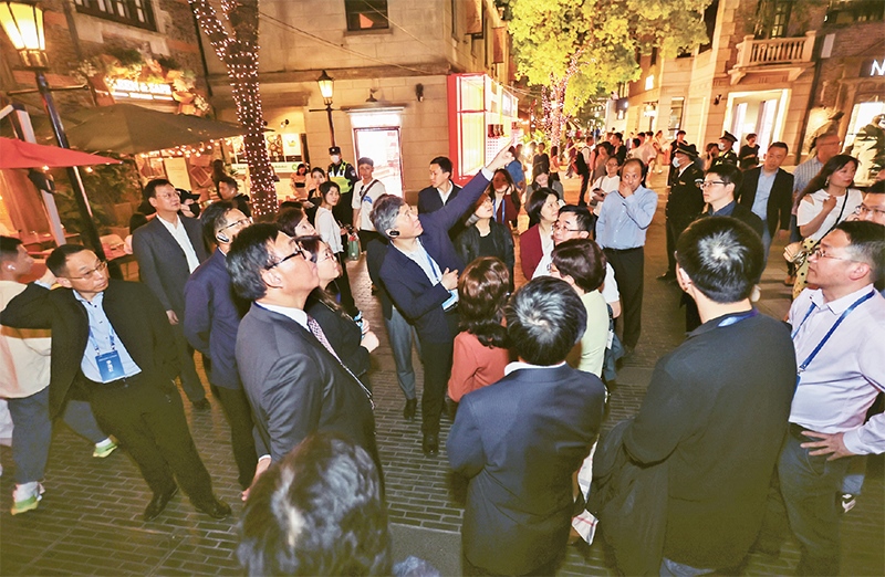 2023年4月18日，全國無黨派人士考察團來到位于上海市黃浦區(qū)的上海新天地開放式街區(qū)考察夜經(jīng)濟。 新華社記者 王翔/攝