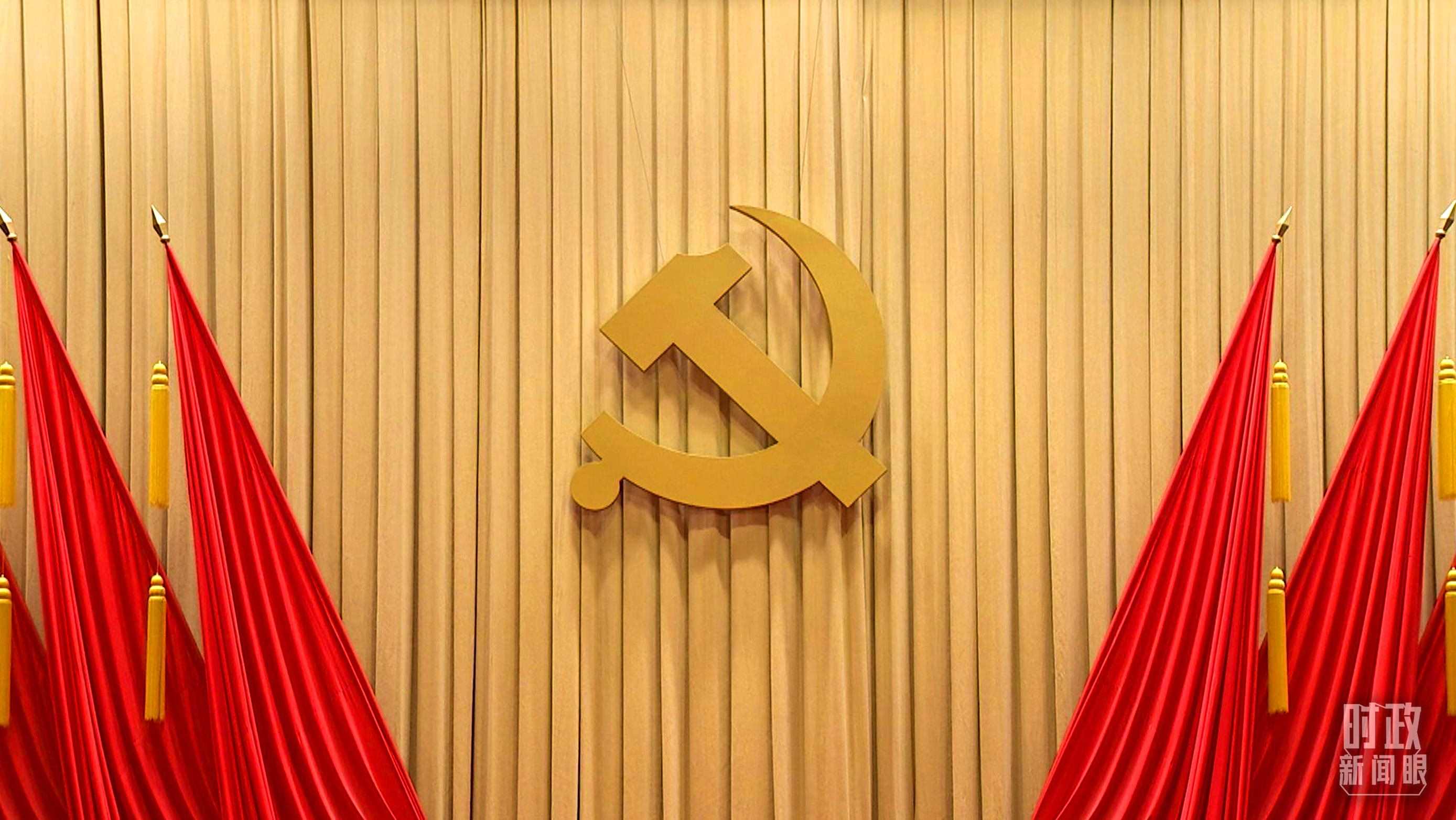 △開班式現(xiàn)場懸掛的莊嚴黨徽。