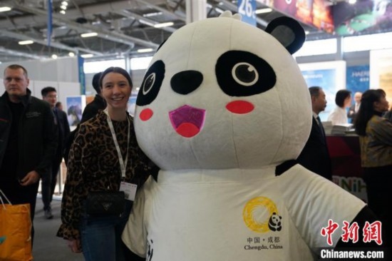 3月5日，2024年柏林國際旅游交易會(ITB)在柏林會展中心拉開帷幕。以“你好！中國”為主題的中國展區(qū)當日亮相展會。圖為觀眾與大熊貓人偶合影。中新社記者 馬秀秀 攝