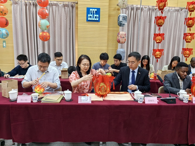 燈籠文化交流活動(dòng)現(xiàn)場(chǎng)。中建國際中西非公司供圖