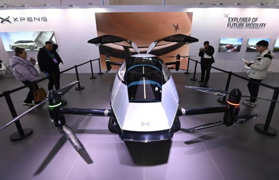 2023年12月1日，在鏈博會(huì)智能汽車鏈展區(qū)小鵬汽車展臺(tái)，參觀者觀看一臺(tái)智能飛行器。新華社記者蔡湘鑫攝