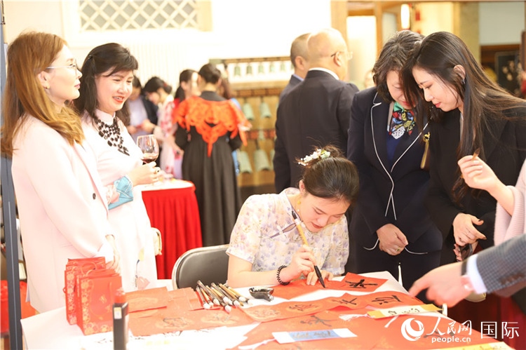 現(xiàn)場書法體驗(yàn)。人民網(wǎng)記者 霍文攝