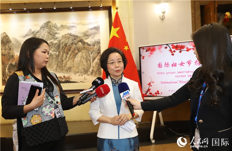 沈大使接受蒙古媒體采訪。人民網(wǎng)記者 霍文攝
