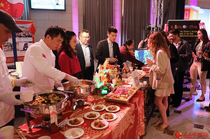 使館工作人員詳細(xì)為現(xiàn)場美食家和來賓講解菜品色香味特點、原料特色、烹制手法及其中蘊(yùn)含的中華美食文化。人民網(wǎng)記者 李志偉攝