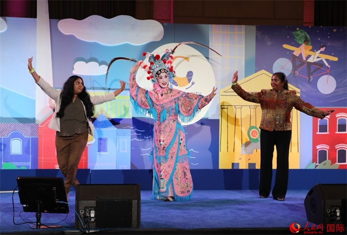 當(dāng)?shù)厝A人京劇社團(tuán)的青年演員現(xiàn)場表演京劇選段，并與現(xiàn)場觀眾近距離互動。人民網(wǎng)記者 李志偉攝