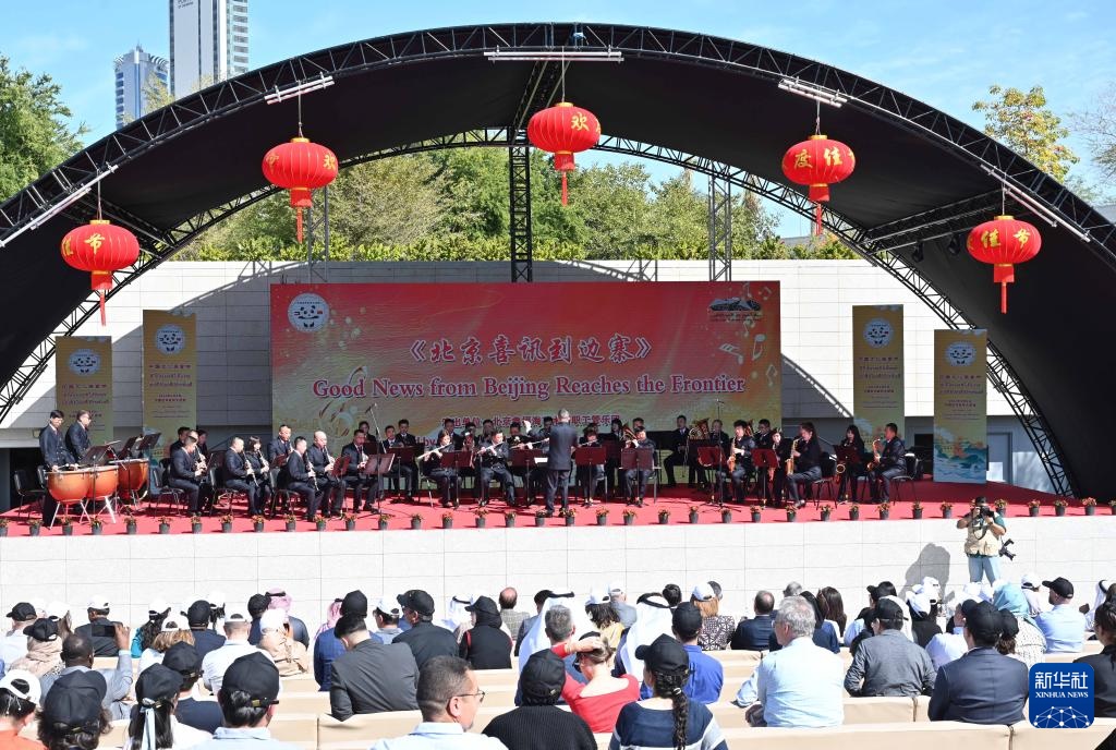 3月9日，在科威特首都省賈比爾文化中心，人們欣賞中國樂隊(duì)帶來的中國曲目。新華社發(fā)（阿薩德攝）
