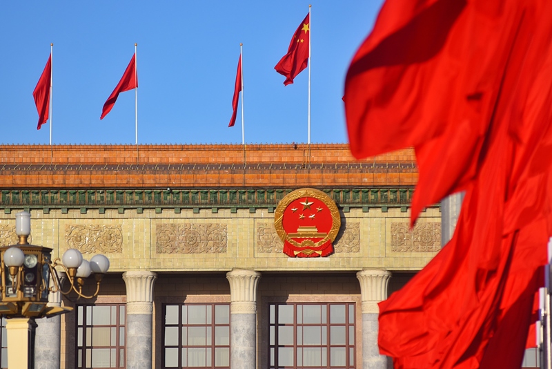 2024年3月8日，北京上空現(xiàn)“兩會(huì)藍(lán)”，人民大會(huì)堂前紅旗飄揚(yáng)。