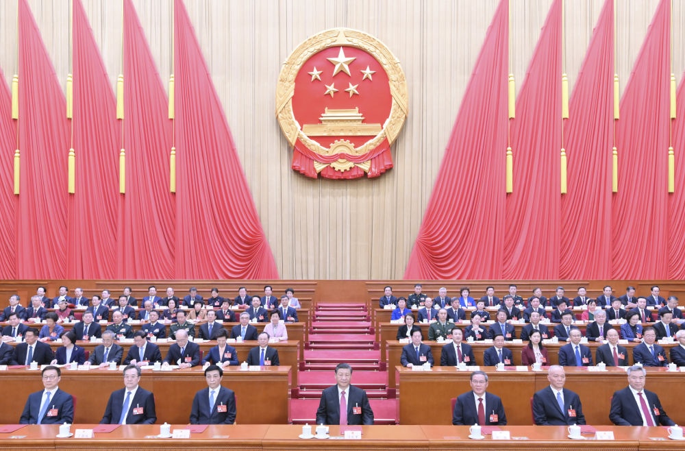 3月11日，第十四屆全國人民代表大會第二次會議在北京人民大會堂閉幕。黨和國家領導人習近平、李強、王滬寧、蔡奇、丁薛祥、李希、韓正等在主席臺就座。趙樂際主持閉幕會。