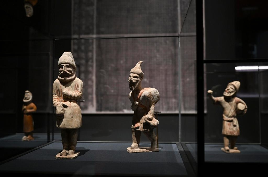 “歷史之遇——中國與西亞古代文明交流展”于1月12日至4月11日在故宮午門正殿展廳舉行。這是展出的陶彩繪人俑（1月10日攝）。新華社記者金良快攝