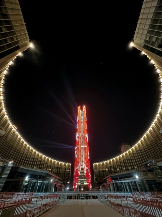  2024年2月9日，埃及開羅以東建設(shè)中的埃及新行政首都中央商務(wù)區(qū)項(xiàng)目上演燈光秀，迎接龍年春節(jié)。新華社發(fā)（黎炳宏攝）