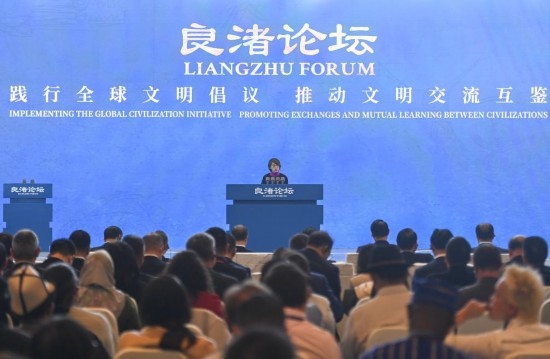  2023年12月3日，卡塔爾國家圖書館執(zhí)行館長(zhǎng)陳慧心在“良渚論壇”上發(fā)言。當(dāng)日，以“踐行全球文明倡議，推動(dòng)文明交流互鑒”為主題的首屆“良渚論壇”在浙江省杭州市開幕。新華社記者 黃宗治 攝