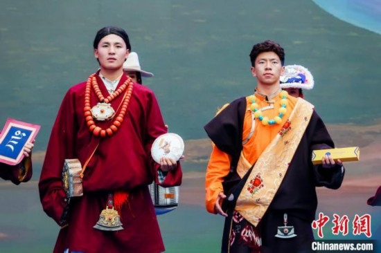 圖為身著民族服飾的演員們展示果洛特產(chǎn)。 果洛州文體旅游廣電局 供圖