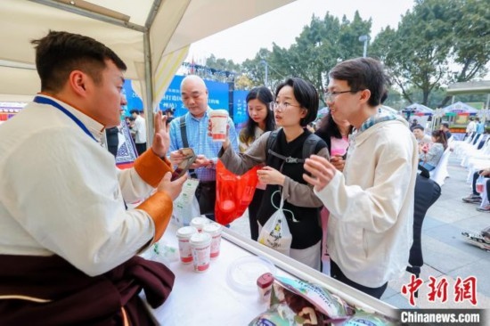 圖為廣州市民體驗(yàn)果洛特產(chǎn)。 果洛州文體旅游廣電局 供圖