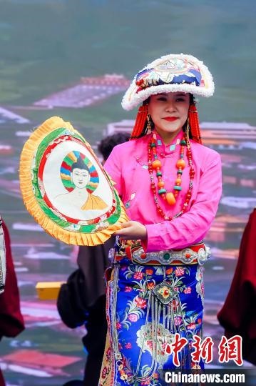 圖為身著民族服飾的演員們展示果洛特色產(chǎn)品。 果洛州文體旅游廣電局 供圖