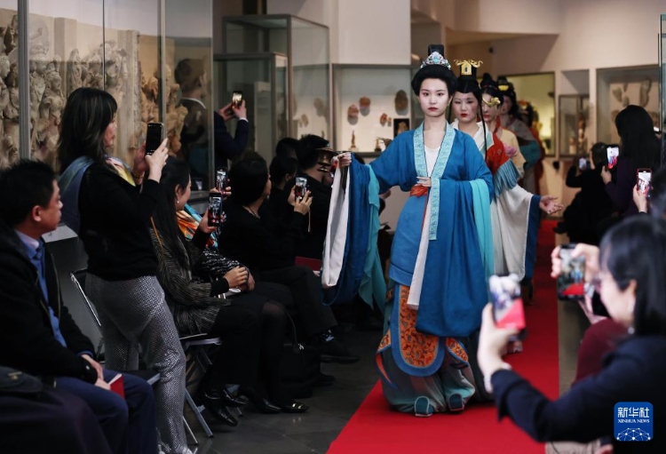 3月13日，在位于法國巴黎的吉美國立亞洲藝術(shù)博物館，模特展示敦煌復原服飾。新華社記者 高靜 攝