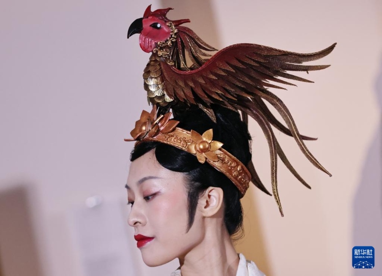 3月13日，在位于法國巴黎的吉美國立亞洲藝術(shù)博物館，模特展示敦煌復原服飾。新華社記者 高靜 攝