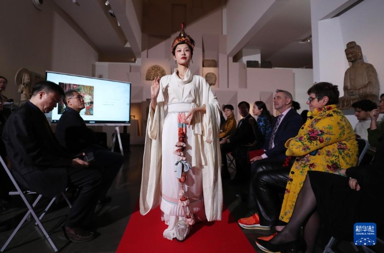 3月13日，在位于法國巴黎的吉美國立亞洲藝術(shù)博物館，模特展示敦煌復原服飾。新華社記者 高靜 攝