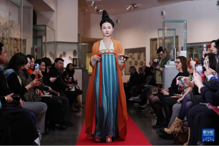 3月13日，在位于法國巴黎的吉美國立亞洲藝術(shù)博物館，模特展示敦煌復原服飾。新華社記者 高靜 攝