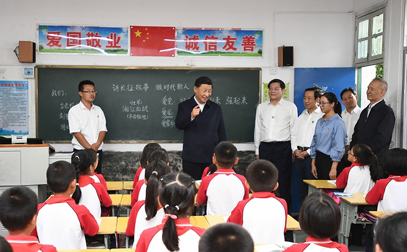 2020年9月16日，習(xí)近平總書記在湖南省郴州市汝城縣文明瑤族鄉(xiāng)第一片小學(xué)，同正在上思政課的同學(xué)們親切交流。