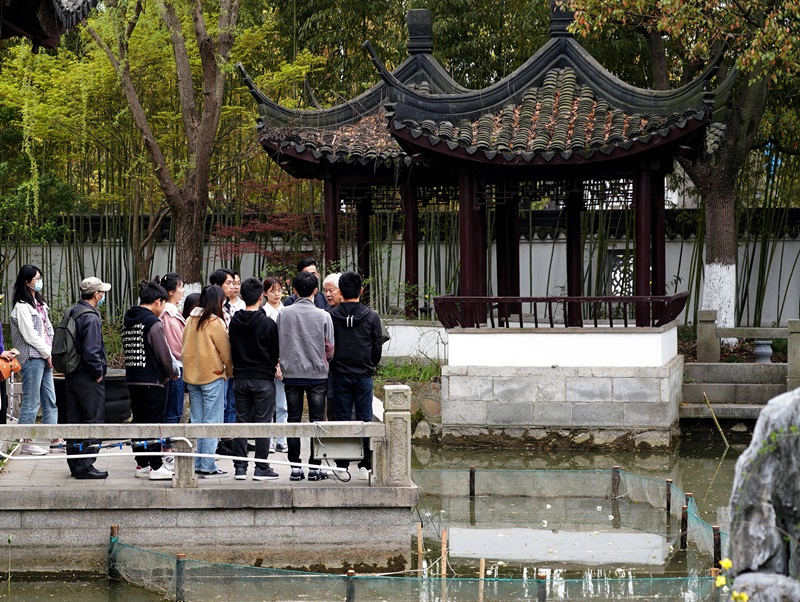 2021年3月30日，在上海交通大學(xué)南蘇園的“微型洱海”旁，孔海南教授為學(xué)生們打造“沉浸式”思政課。