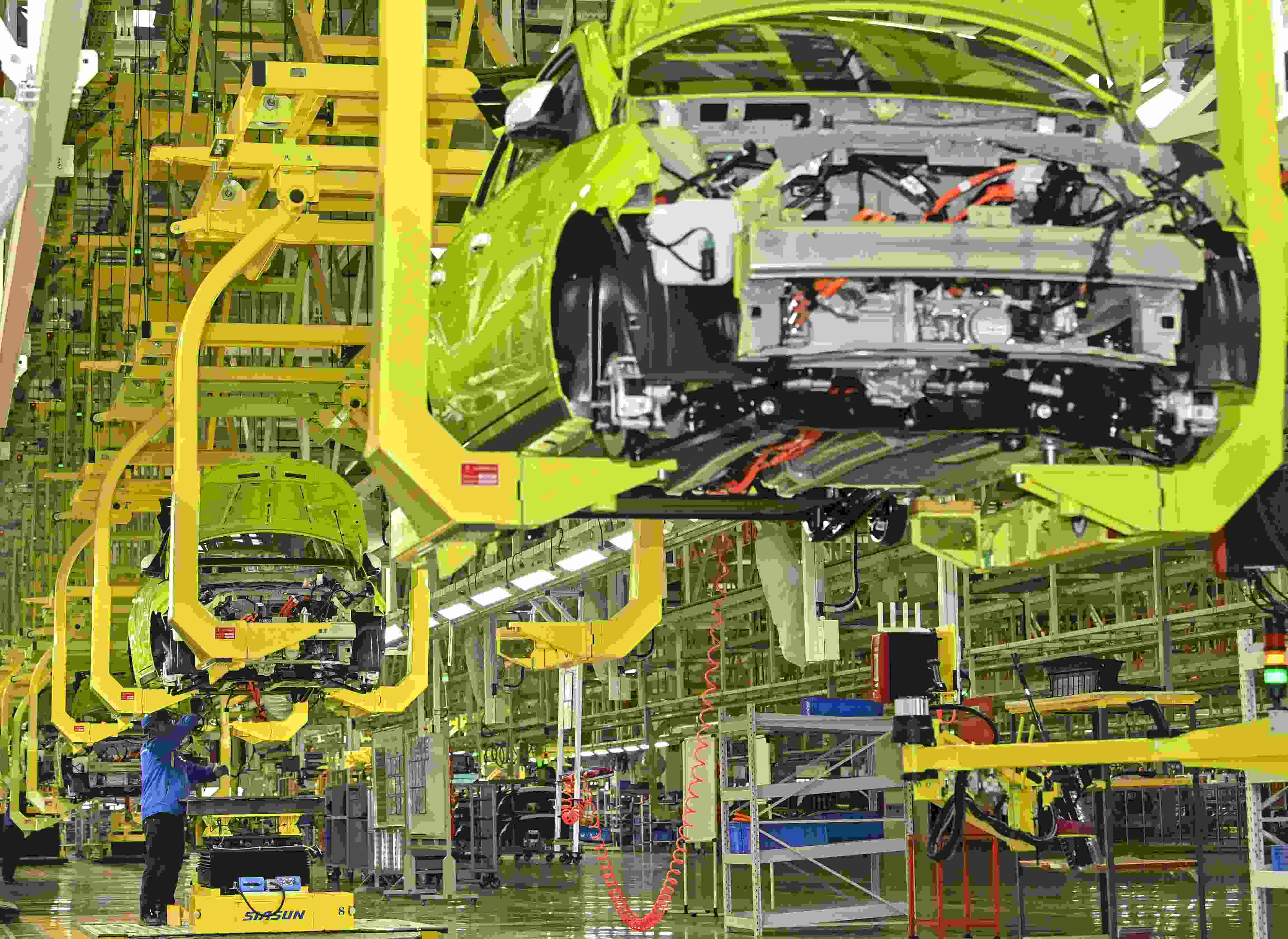 △ 2024年2月27日，一家新能源汽車(chē)公司的總裝車(chē)間生產(chǎn)線上，工人正在加緊生產(chǎn)趕訂單。