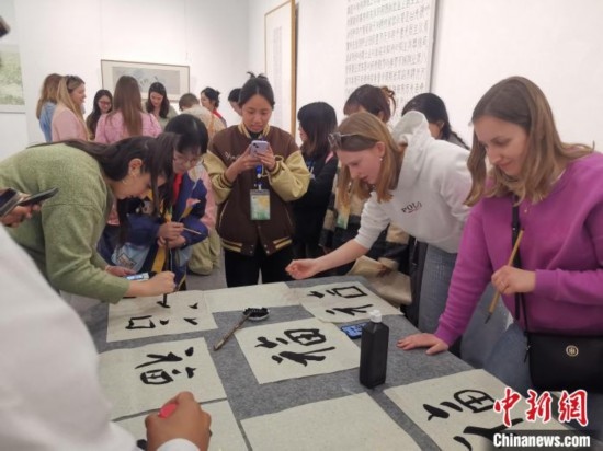比利時(shí)學(xué)生體驗(yàn)書法。杭州師范大學(xué)供圖