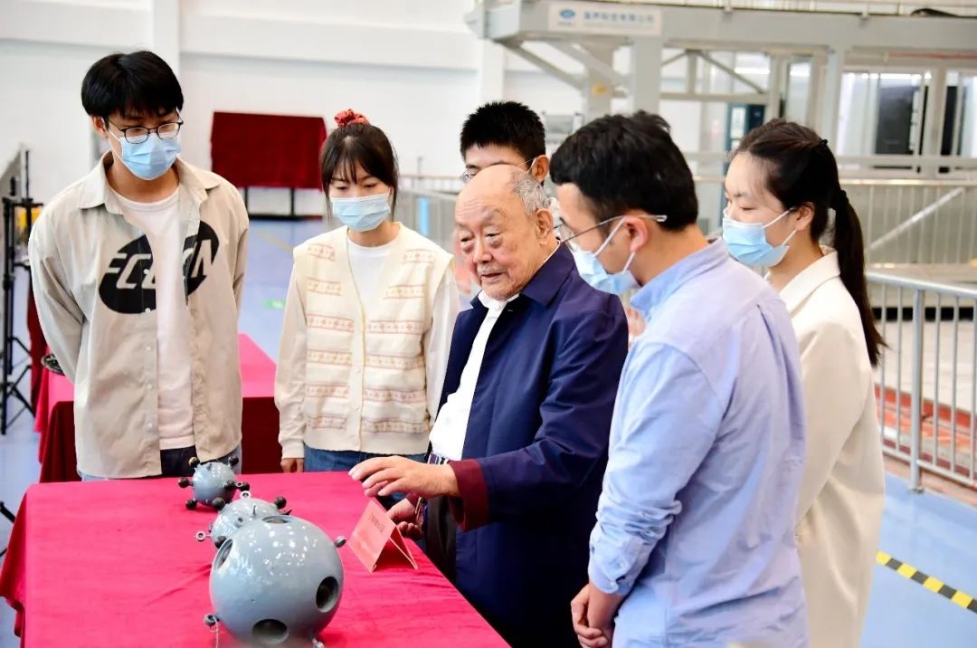 楊士莪院士在實(shí)驗(yàn)室指導(dǎo)學(xué)生。哈爾濱工程大學(xué)供圖