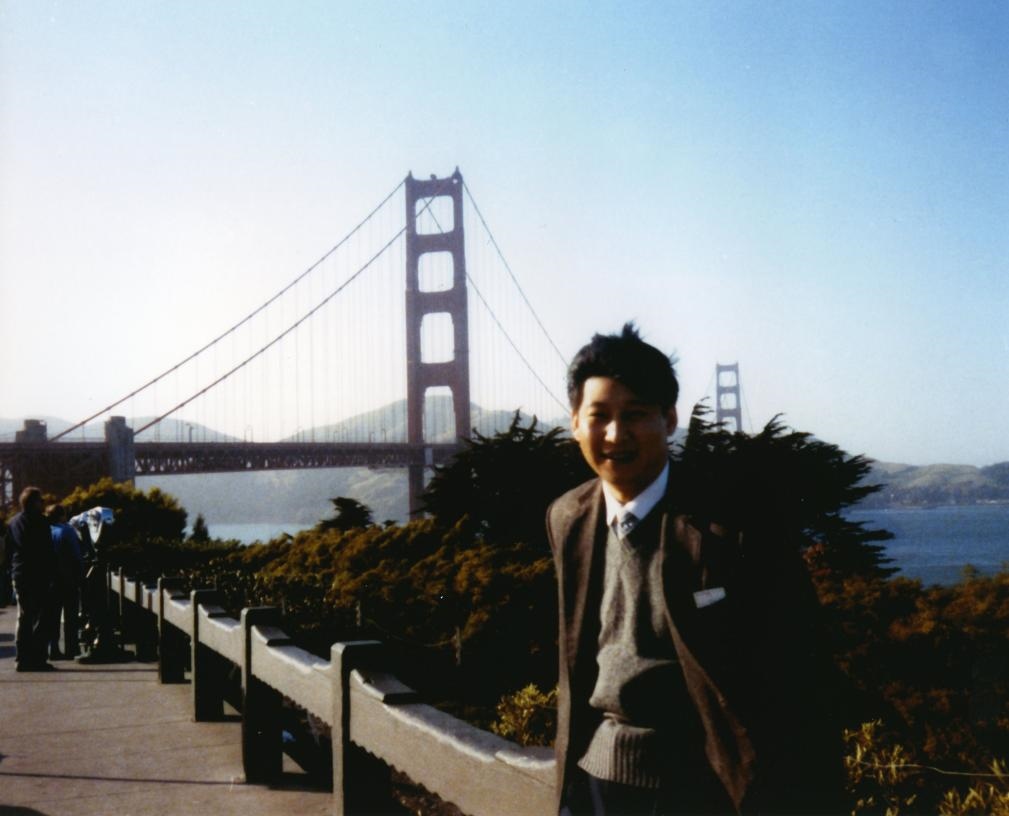 這是1985年，時任正定縣委書記的習(xí)近平在美國考察時的照片。新華社發(fā)