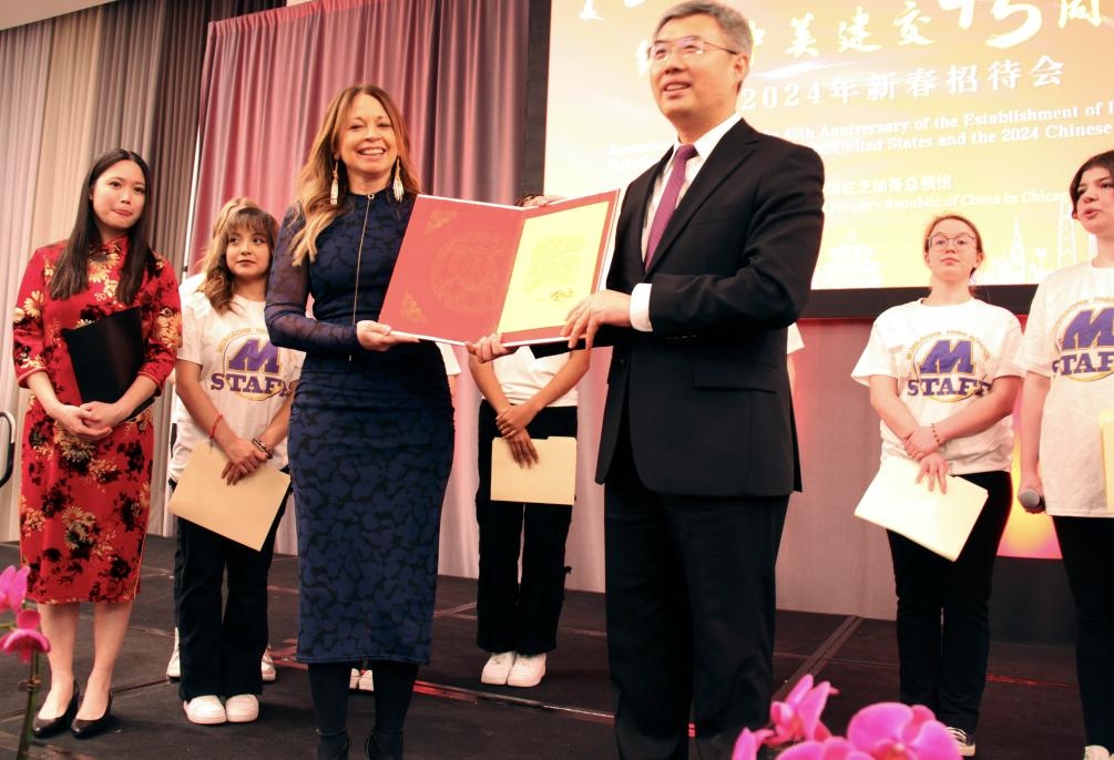 2024年2月27日，中國駐芝加哥總領(lǐng)事館舉辦慶祝中美建交45周年招待會，來自馬斯卡廷中學(xué)的學(xué)生們在招待會上收到一份特殊禮物——中國國家主席習(xí)近平給他們的復(fù)信。新華社記者 徐靜 攝