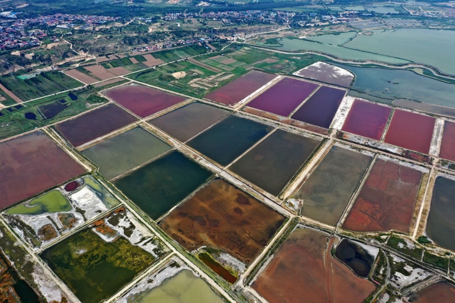 這是2023年7月11日拍攝的山西運城鹽湖一角（無人機照片）。按照“生態(tài)優(yōu)先、保護為主、適度開發(fā)”的原則，2020年9月，運城市全面停止鹽湖范圍內(nèi)的工業(yè)生產(chǎn)活動。近年來，千年鹽湖正在向生態(tài)保護、風貌重塑、產(chǎn)業(yè)轉(zhuǎn)型、全域旅游的“綠色發(fā)展”轉(zhuǎn)變。