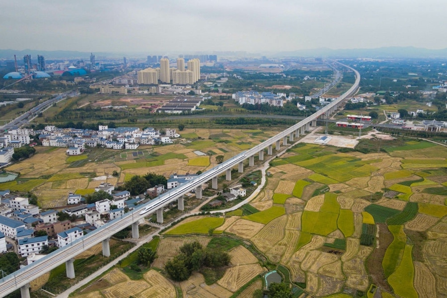 2021年10月14日，聯(lián)調(diào)聯(lián)試列車經(jīng)過贛深高鐵信豐特大橋（無人機照片）。2021年12月10日，連通贛南革命老區(qū)與深圳經(jīng)濟特區(qū)的贛深高鐵正式開通運營，江西與粵港澳大灣區(qū)間形成快速客運通道。