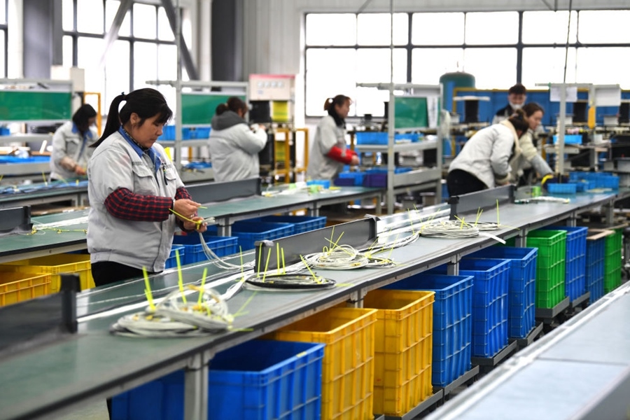 2022年2月16日，工作人員在安徽省滁州市汊河軌道交通裝備產(chǎn)業(yè)園的一家軌道交通裝備企業(yè)生產(chǎn)線上忙碌。安徽省滁州市來安縣汊河鎮(zhèn)地處皖蘇交界，緊鄰南京市江北新區(qū)。近年來，來安縣成為承接南京產(chǎn)業(yè)轉(zhuǎn)移的前沿陣地，汊河這個曾經(jīng)的傳統(tǒng)農(nóng)業(yè)小鎮(zhèn)緊抓機遇，開始深度融入長三角，參與產(chǎn)業(yè)協(xié)作分工。產(chǎn)業(yè)園吸引了越來越多長三角地區(qū)軌道交通企業(yè)入駐，形成了鐵路客車、城際軌道零部件研發(fā)、生產(chǎn)、銷售的產(chǎn)業(yè)集群。