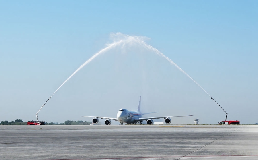 2023年6月14日，盧森堡國際貨運航空公司的B747－8F全貨機抵達鄭州。鄭州—盧森堡“空中絲綢之路”貨運量累計突破100萬噸。