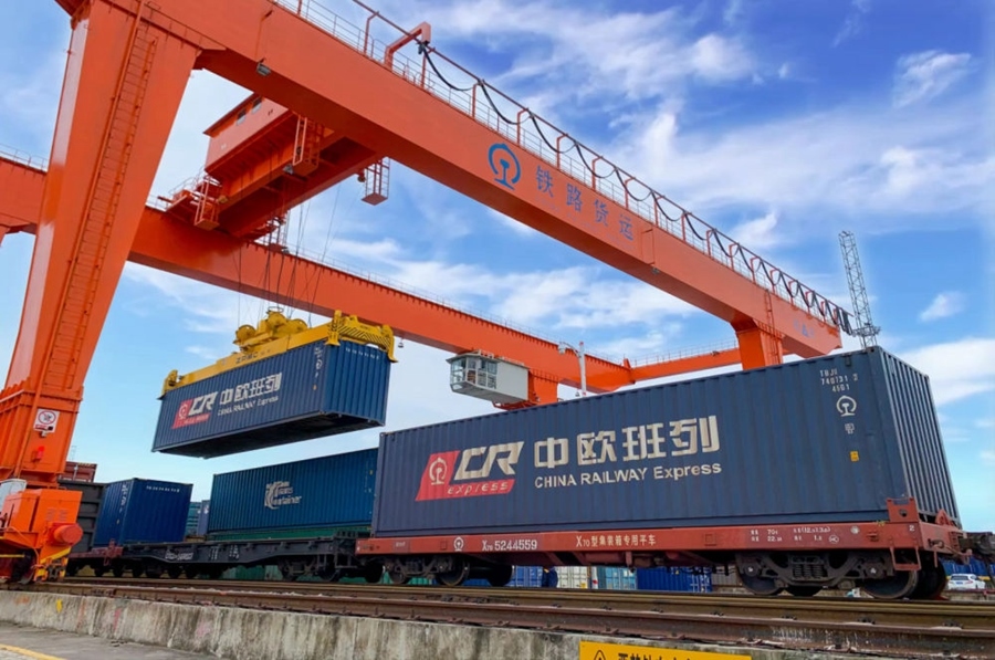 2022年4月29日，在鐵路合肥北站物流基地集裝箱作業(yè)區(qū)，龍門吊吊裝準備發(fā)運的中歐班列集裝箱。