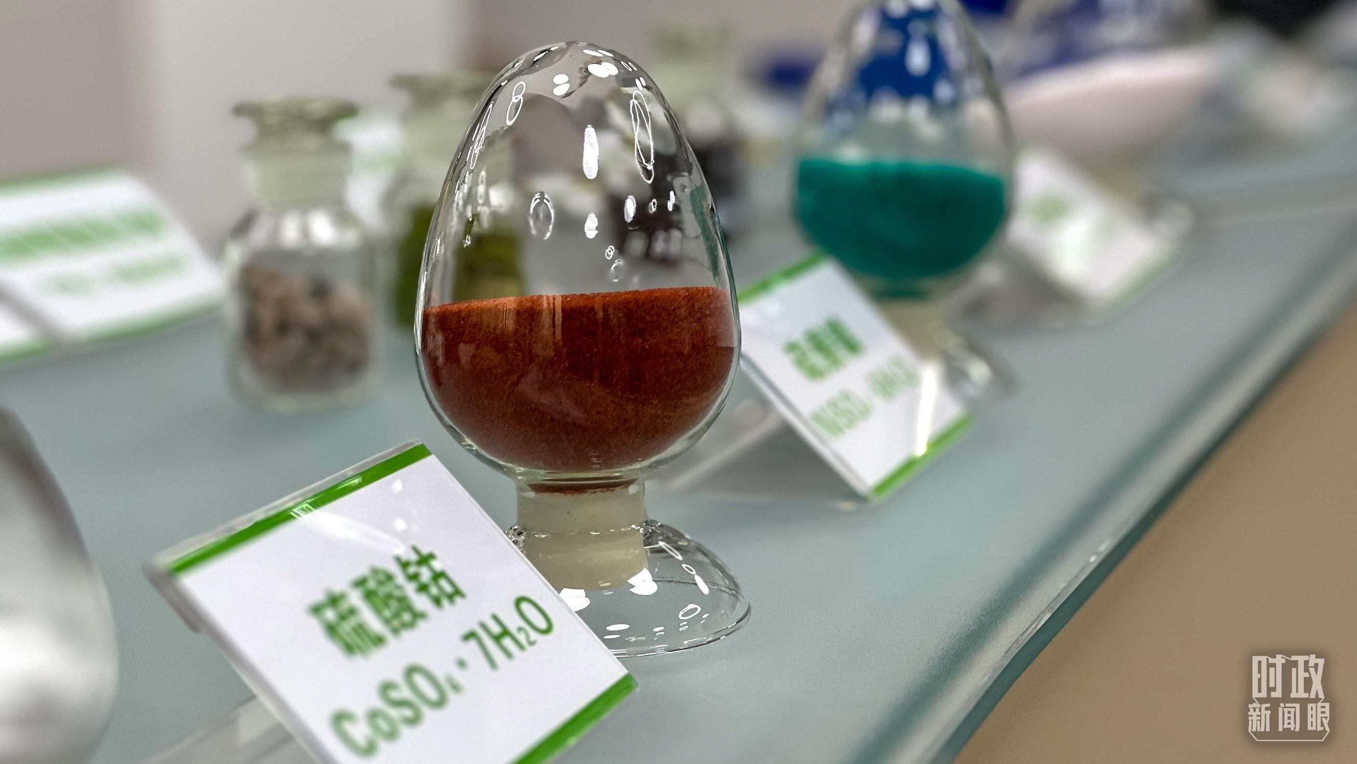 △巴斯夫杉杉電池材料有限公司的產(chǎn)品展示。（總臺央視記者李煒拍攝）
