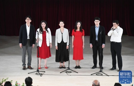 3月21日，國家開發(fā)銀行阿卡貝拉合唱團(tuán)在音樂會上演出。新華社記者 任超 攝