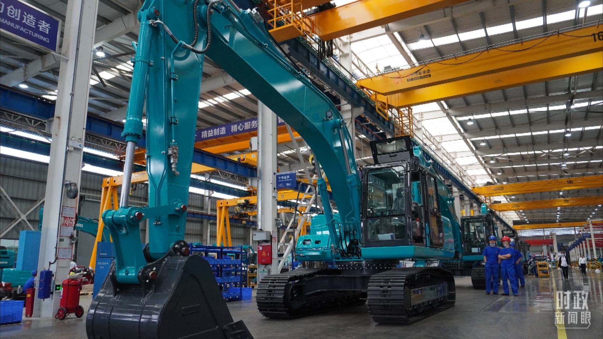 △這是山河智能大型挖掘機(jī)的組裝車間。2020年9月，習(xí)近平曾到此地考察。（總臺央視記者郭曉龍拍攝）