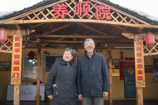在伊春市友好區(qū)，伊春森工上甘嶺林業(yè)局有限責(zé)任公司溪水林場(chǎng)分公司退休職工劉養(yǎng)順（右）和老伴楊秋娥在自家農(nóng)家院中（3月13日攝）。新華社記者 謝劍飛 攝