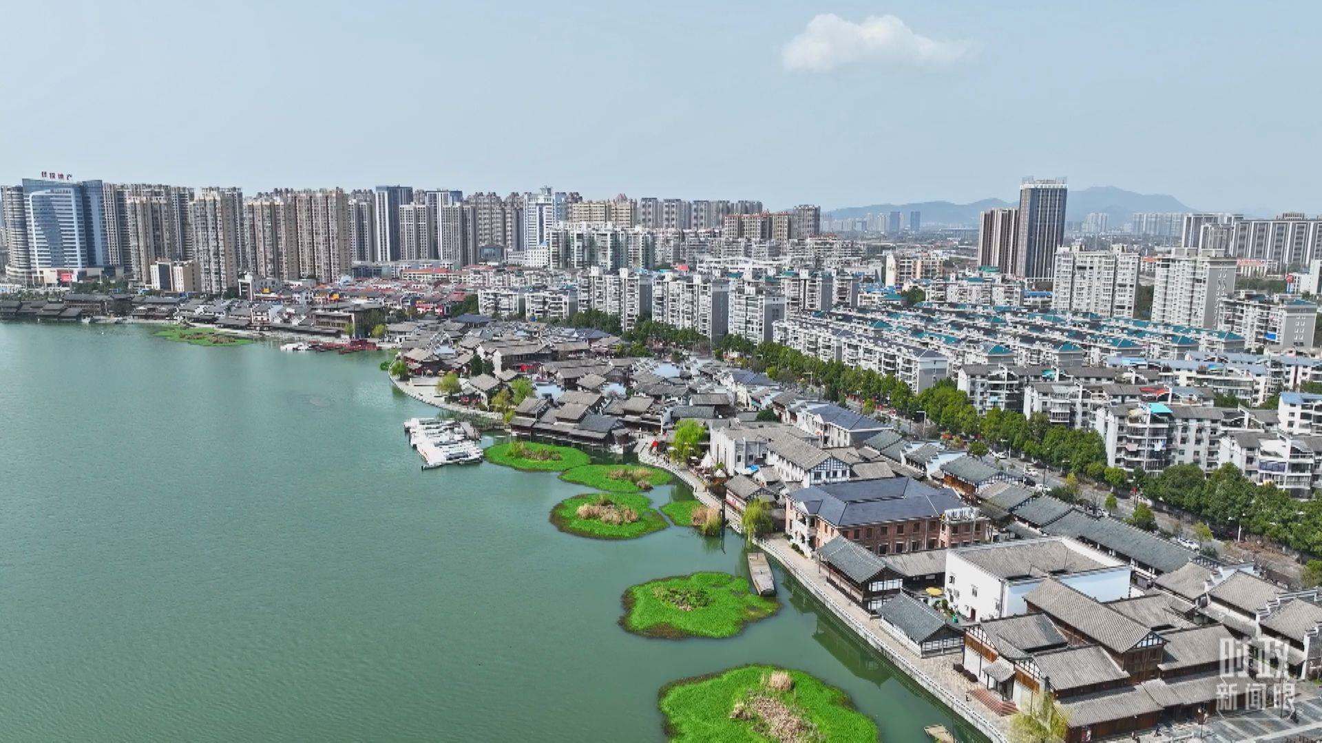 △沅江江畔，常德河街與現(xiàn)代建筑交相輝映。（總臺央視記者范凱拍攝）
