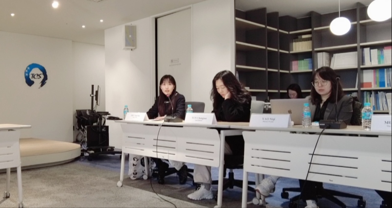 記者（左一）在交流活動上，以加強(qiáng)中日韓三國經(jīng)濟(jì)合作、增進(jìn)三國民眾相互理解為主題發(fā)表演講。權(quán)小星攝