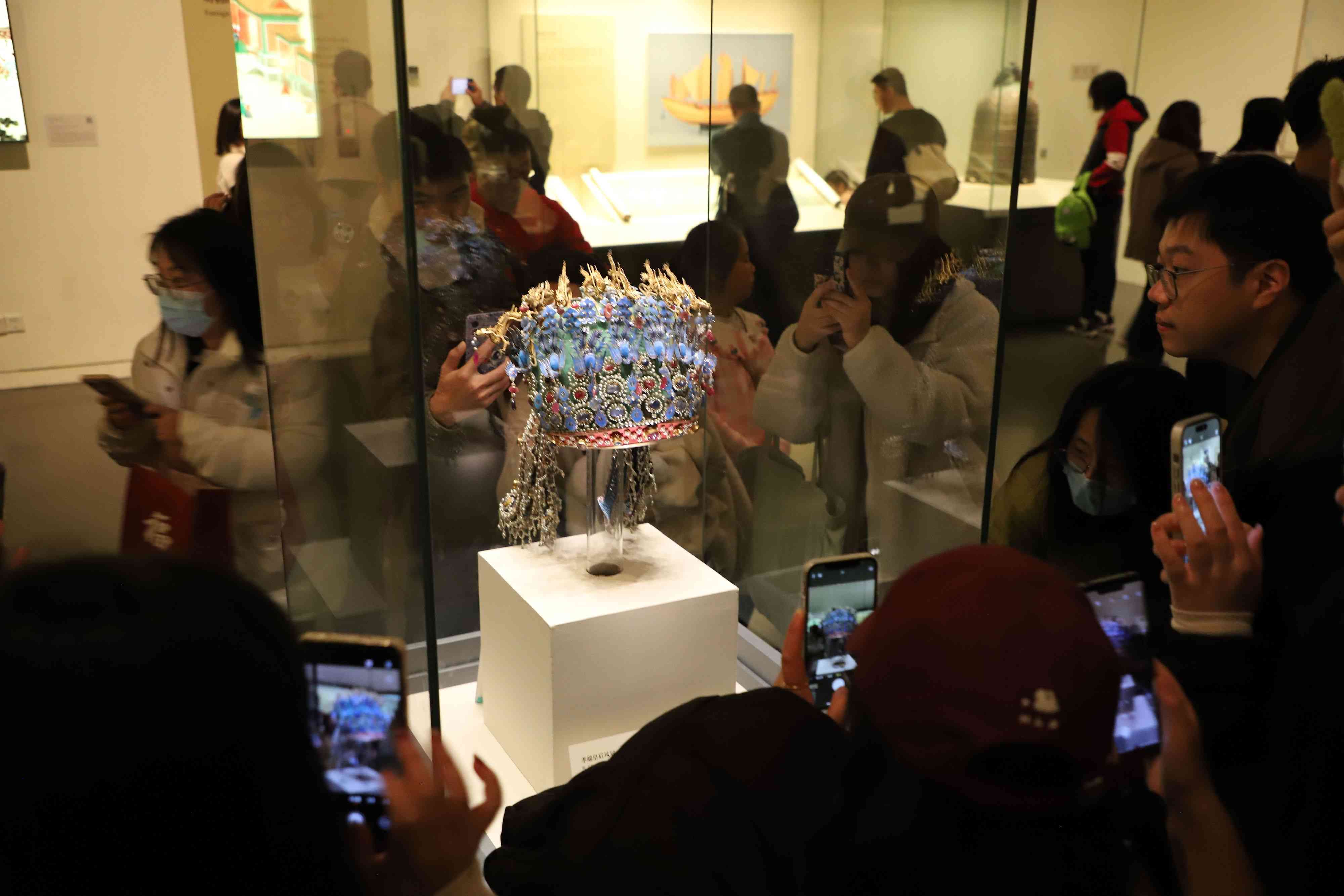 △ 2024年3月9日，北京，中國國家博物館，來自天南海北的游客在參觀藏品。
