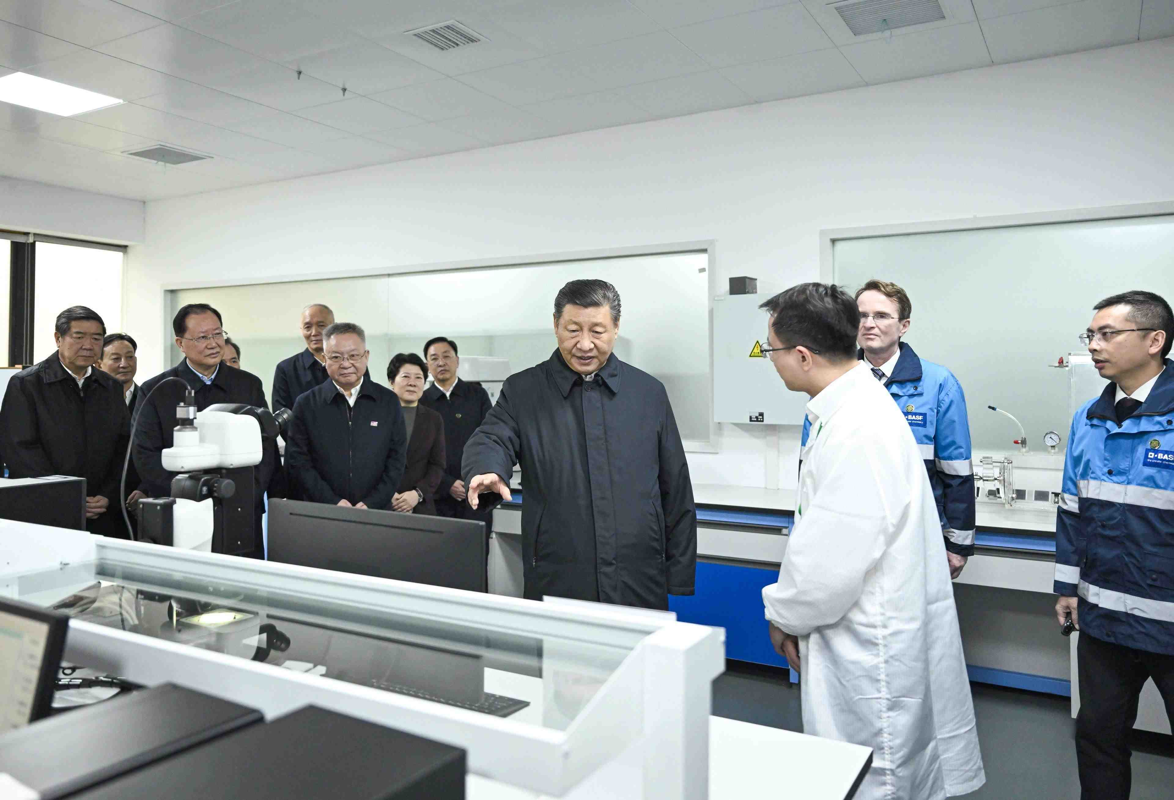 △3月18日，正在湖南長沙考察的習(xí)近平總書記來到巴斯夫杉杉電池材料有限公司，聽取當(dāng)?shù)丶涌彀l(fā)展新質(zhì)生產(chǎn)力、擴(kuò)大高水平對(duì)外開放等情況介紹，察看企業(yè)產(chǎn)品展示，了解材料性能測(cè)試情況和電池生產(chǎn)流程。