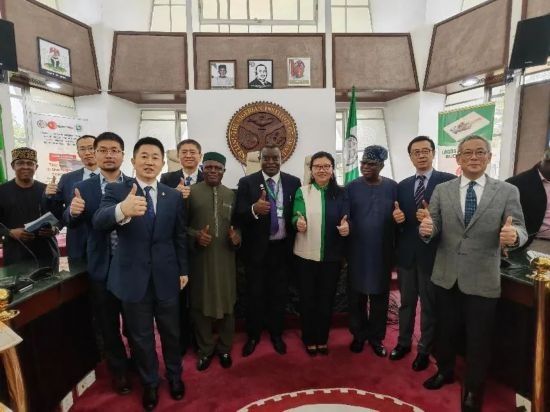 3月21日，與會嘉賓在首屆拉各斯論壇現(xiàn)場合影留念。（圖片由中國駐拉各斯總領(lǐng)事館提供）