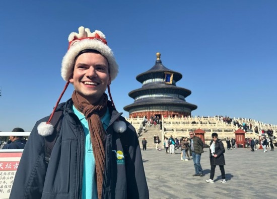 3月20日，德國游客馬克西米利安在北京天壇公園參觀游覽。新華社記者 楊淑君 攝