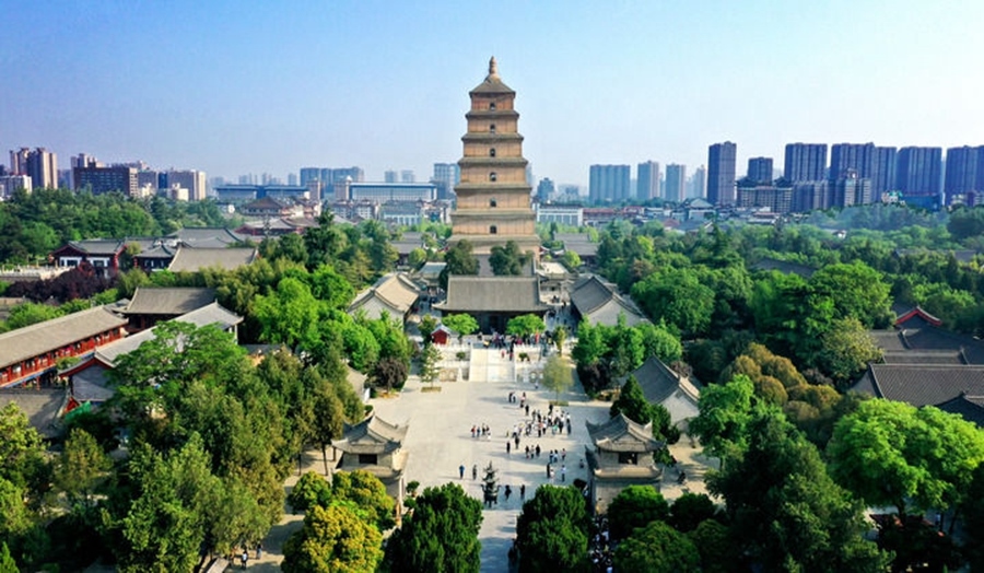  這是2023年4月19日拍攝的西安大雁塔（無人機(jī)照片）。2014年6月，由中國(guó)、哈薩克斯坦和吉爾吉斯斯坦三國(guó)聯(lián)合申報(bào)的“絲綢之路：長(zhǎng)安-天山廊道的路網(wǎng)”成功列入《世界遺產(chǎn)名錄》,成為世界上第一個(gè)以聯(lián)合申報(bào)的形式成功列入世界遺產(chǎn)名錄的絲綢之路項(xiàng)目，也是聯(lián)合國(guó)教科文組織確定的絲綢之路54個(gè)廊道中第一個(gè)成功申遺的項(xiàng)目。新華社記者 劉瀟 攝