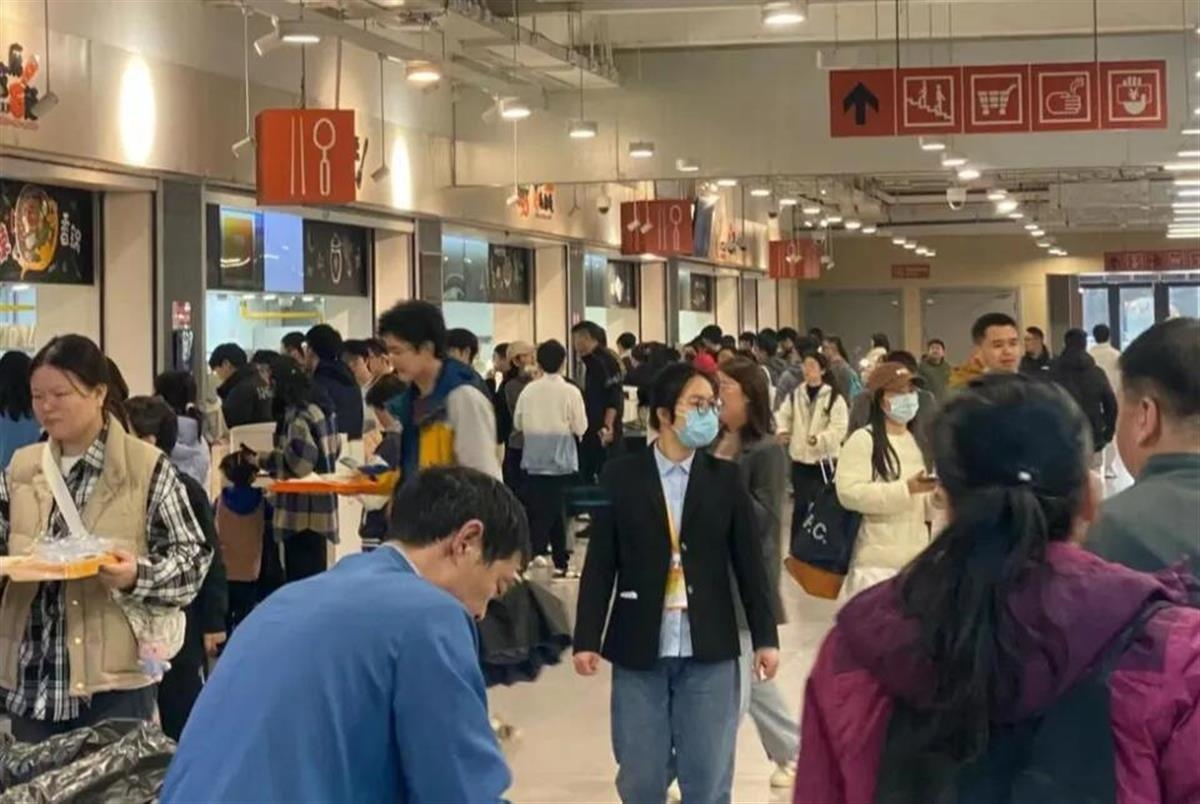 Ａ復(fù)旦大學(xué)食堂因外來“干飯人”太多.jpg