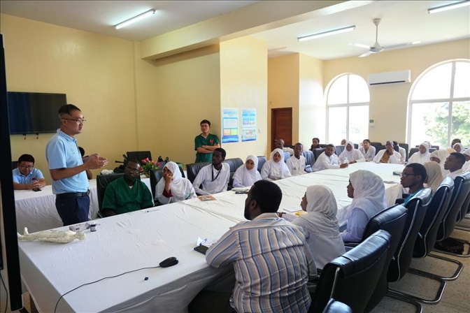 韋長(zhǎng)群醫(yī)生進(jìn)行中醫(yī)講座。中國(guó)援桑醫(yī)療隊(duì)供圖