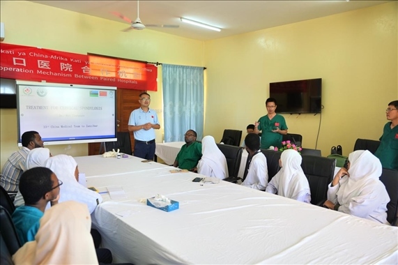 隊(duì)長(zhǎng)蔣國(guó)慶和韋長(zhǎng)群醫(yī)生一起解答問(wèn)題。中國(guó)援桑醫(yī)療隊(duì)供圖