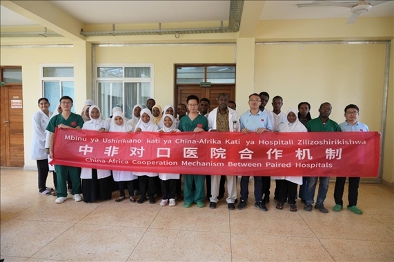 醫(yī)療隊(duì)隊(duì)員和當(dāng)?shù)蒯t(yī)生們合影。中國(guó)援桑醫(yī)療隊(duì)供圖